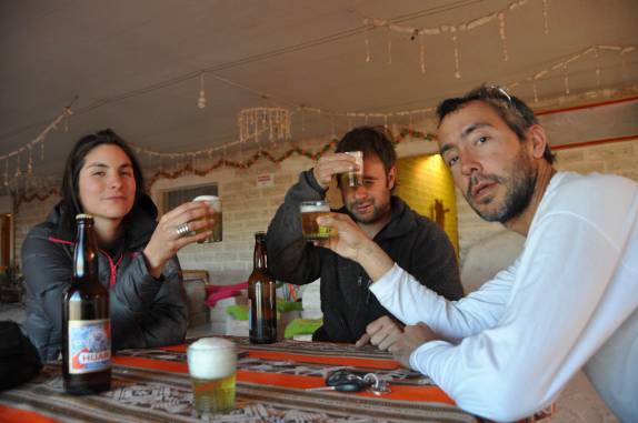 Brindando com a Krasna e o Cristóbal no Hotel de Sal de Puerto Chuvica, no Salar de Uyuni, na Bolívia